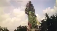 Detik-Detik Robohnya Patung Dewa Perang Tertinggi se-Asia Tenggara di Tuban