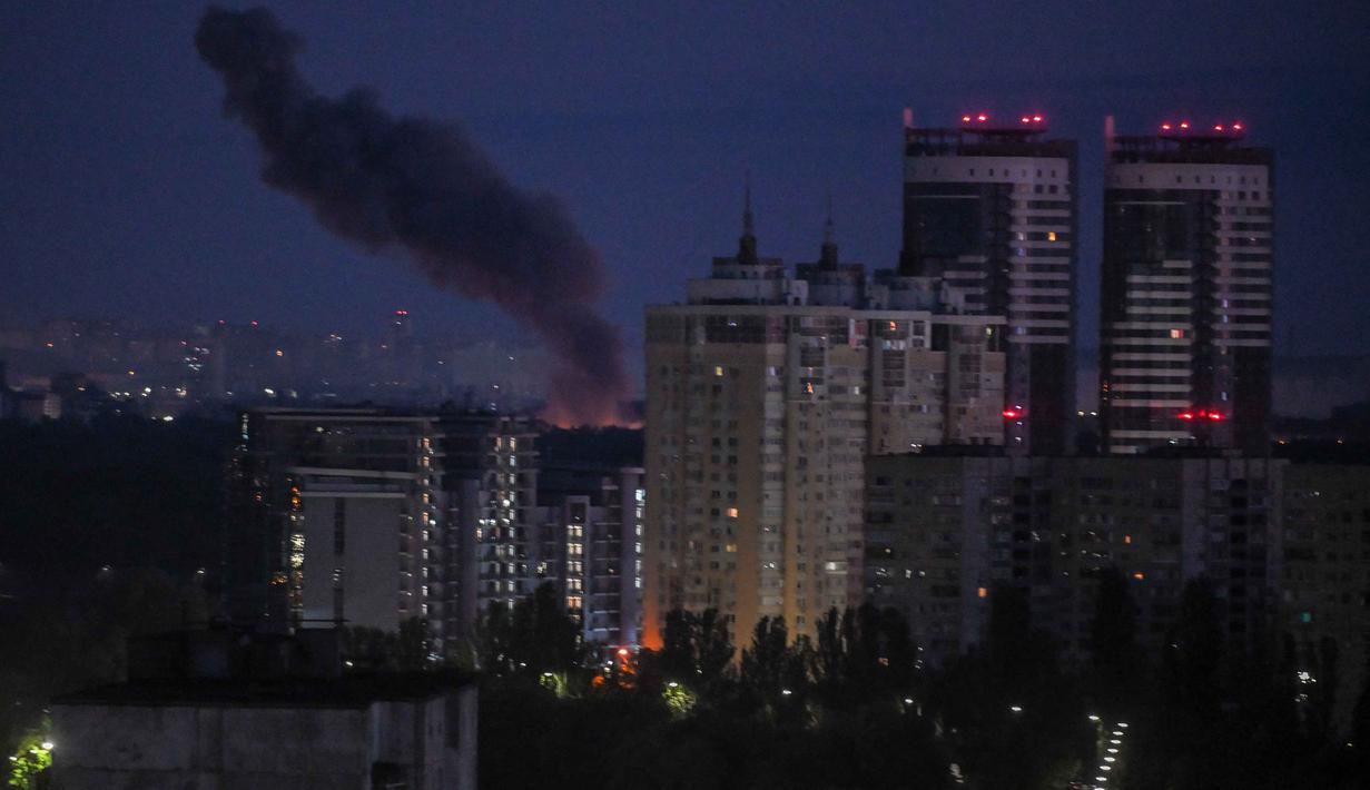 Asap mengepul saat serangan Rusia di ibu kota Ukraina, Kyiv, pada Minggu 24 Mei 2026, di tengah invasi Rusia di Ukraina. (Evgen KOTENKO/AFP)