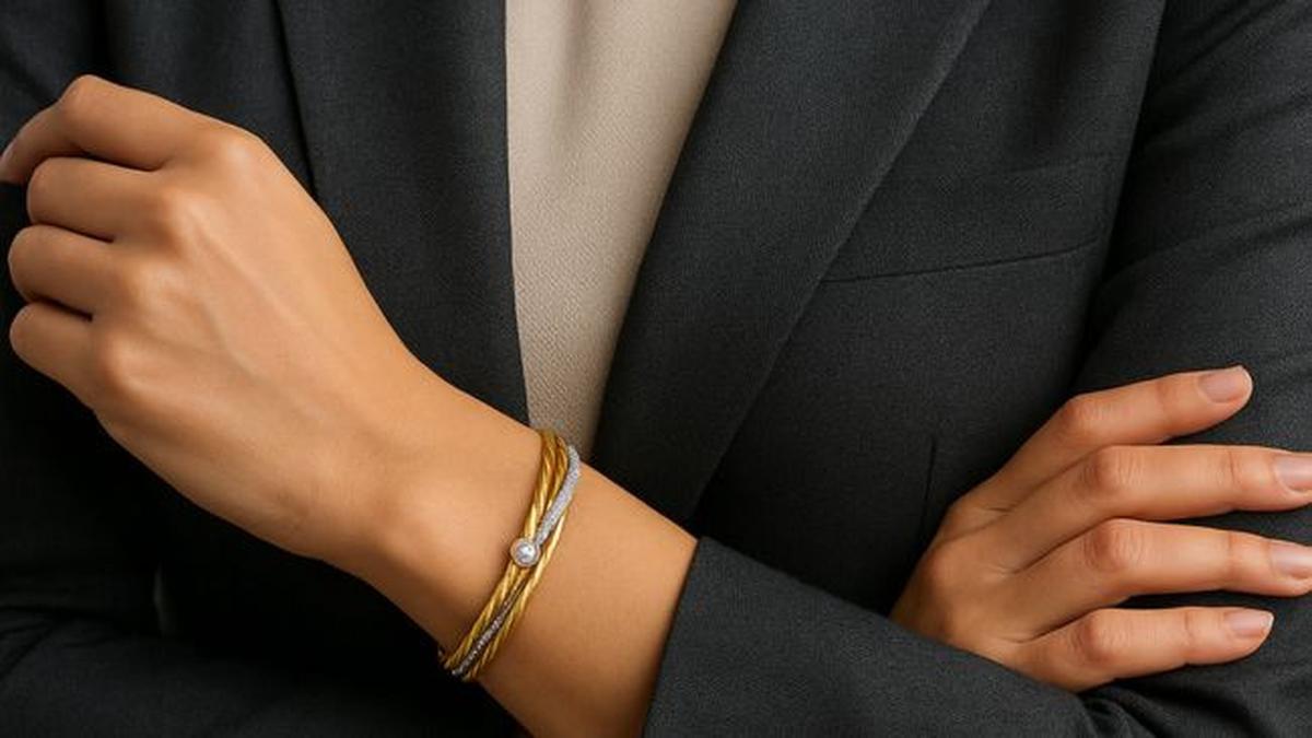 7 Gelang Emas Kadar 750 Twist Kombinasi 3 Warna untuk Wanita Karier, Tunjang OOTD Profesionalmu