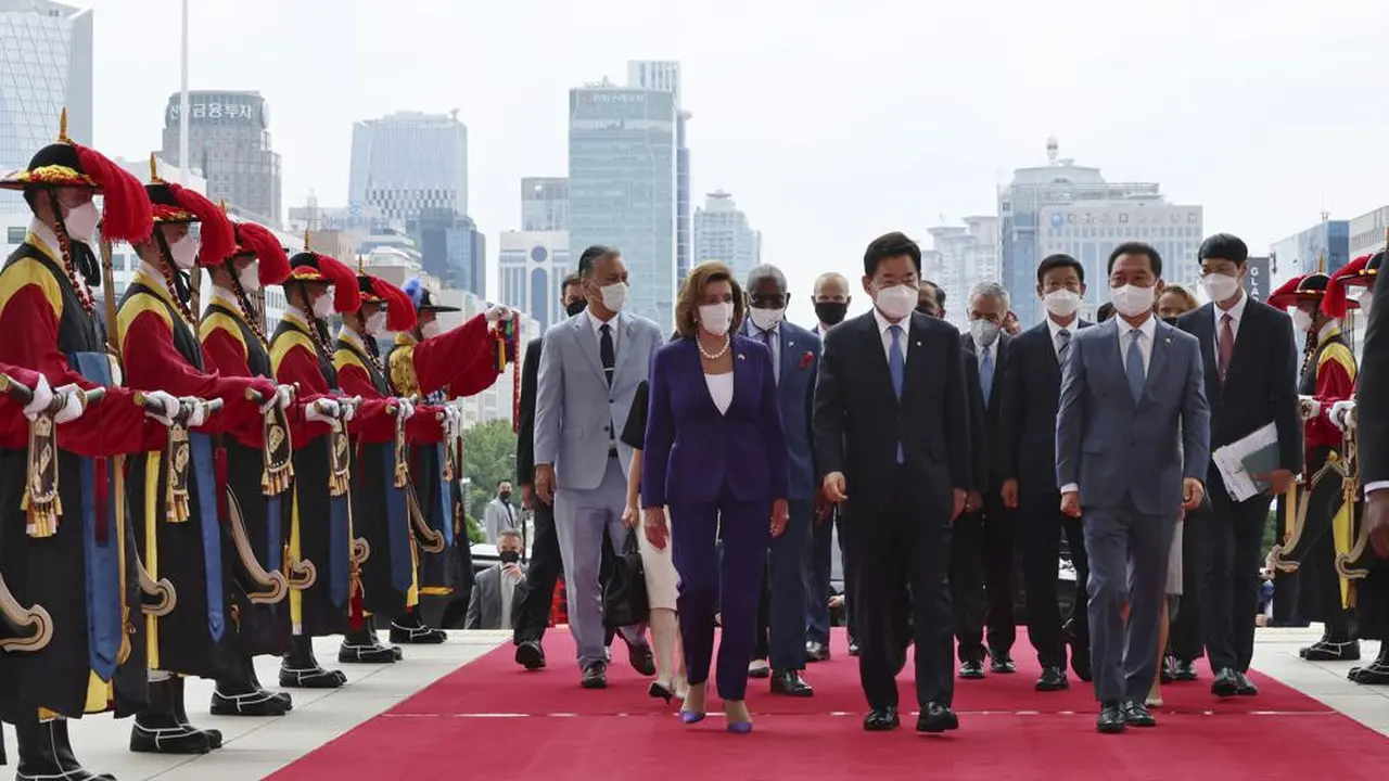 Ketua DPR AS Nancy Pelosi, depan, kiri tengah, dan Ketua Majelis Nasional Korea Selatan Kim Jin Pyo, kanan tengah, di Majelis Nasional di Seoul, Korea Selatan, Kamis, 4 Agustus 2022. ( Lee Jung-hoon/Yonhap via AP)