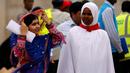 Penerima Nobel Perdamaian, Malala Yousafzai bersama salah satu pengungsi Somalia Rahma Noor saat melakukan kunjungan di kamp pengungsian Dadaab, dekat perbatasan antara Kenya-Somalia, (12/7). (REUTERS/Thomas Mukoya)