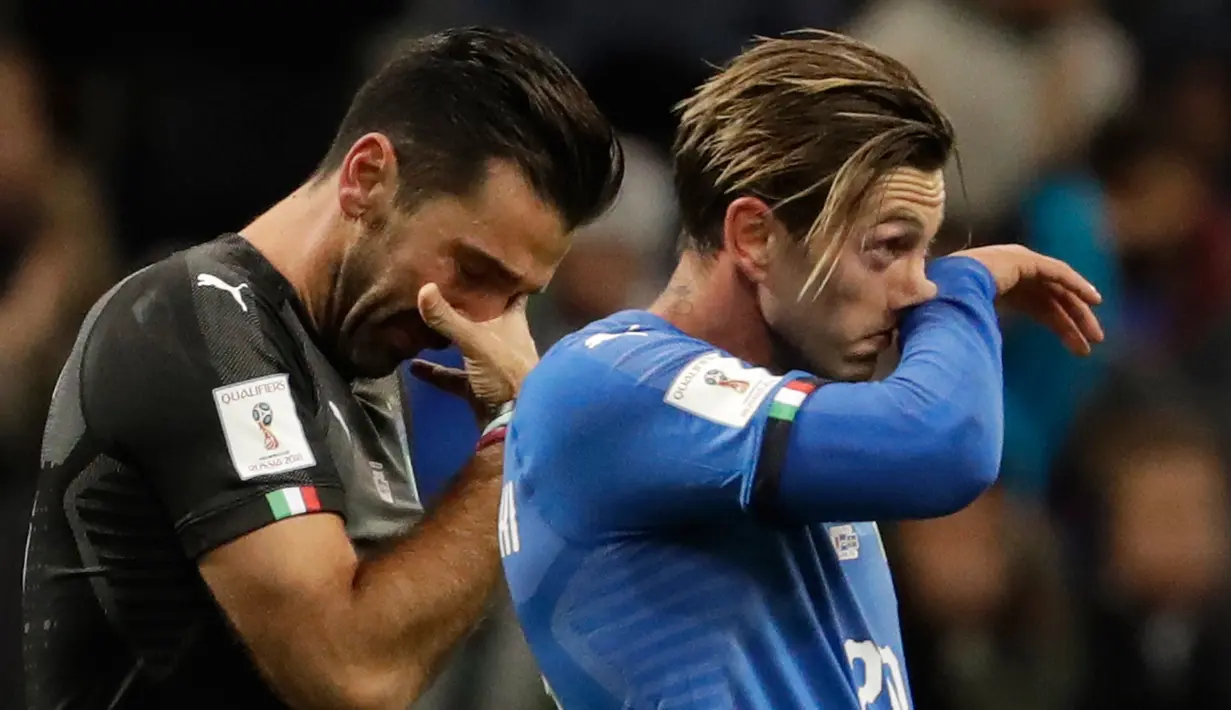 Kiper Italia, Gianluigi Buffon dan rekan setimnya, Manolo Gabbiadini bereaksi usai menjamu Swedia pada partai playoff Piala Dunia 2018 di Stadion San Siro, Selasa (14/11). Italia untuk kali pertama sejak 1958, gagal tampil di Piala Dunia. (AP/Luca Bruno)