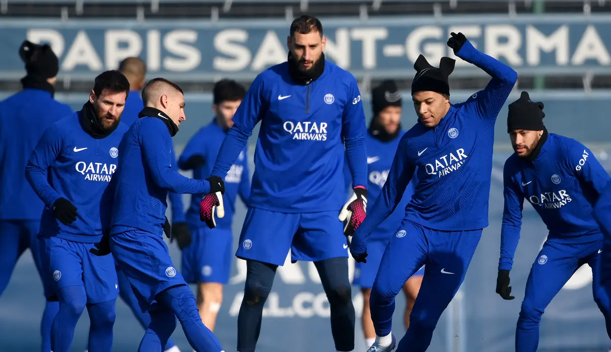 Para pemain PSG, di antaranya Lionel Messi, Kylian Mbappe dan Neymar menjalani latihan bersama rekan-rekannya Saint-Germain-en-Laye, Paris (13/2/2023) menjelang laga leg pertama babak 16 besar Liga Champions menghadapi Bayern Munchen. Kini Neymar dkk bertekad untuk fokus dan melupakan perselisihan intern yang terjadi untuk mengalihkan perhatian pada laga menghadapi Bayern Munchen. (AFP/Franck Fife)