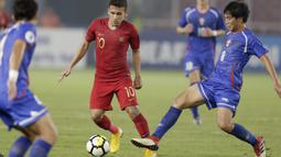 Penyerang Indonesia, Egy Maulana Vikri, berusaha melewati pemain Chinese Taipei pada laga AFC U-19 di SUGBK, Jakarta, Kamis (18/10/2018). Indonesia menang 3-1 atas Chinese Taipei. (Bola.com/M Iqbal Ichsan)
