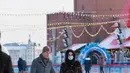 Orang-orang bermain skating di gelanggang es GUM di Lapangan Merah di Moskow, Rusia (2/12/2020). Gelanggang es di Lapangan Merah tersebut akan dibuka untuk umum hingga 1 Maret 2021. (Xinhua/Bai Xueqi)