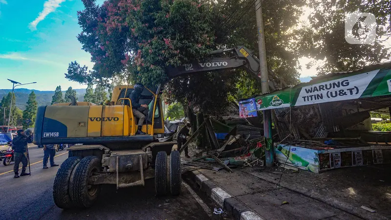 Massa PKL ricuh dengan Satpol PP di puncak