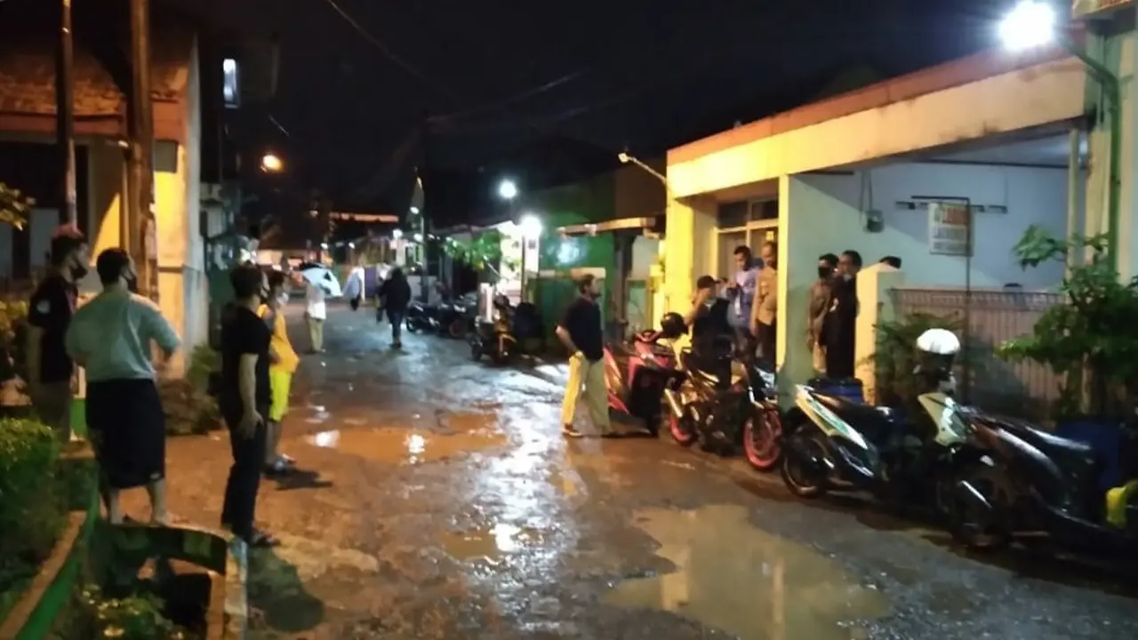 Sejumlah warga terus berdatangan ke rumah kediaman kapten pilot Sriwijaya Air, Afwan, di Perum Bumi Cibinong Endah Blok A3 No 10, Cibinong, Bogor.