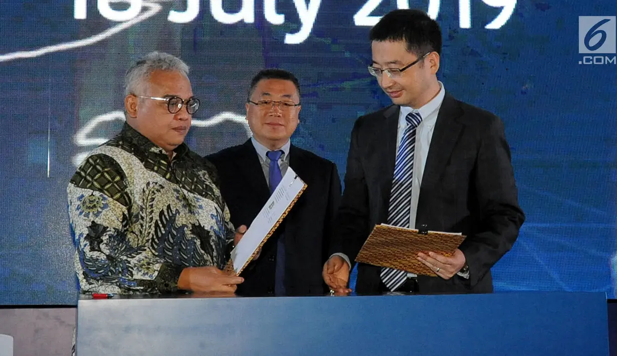 Dirjen BINALATTAS Kemenaker Bambang Satrio Lelono (kiri) dan VP Organization Transformation Huawei Indonesia Albert Yang (kanan) saat MoU Pelatihan Telekomunikasi SmartGen, di Jakarta, Kamis(18/7/2019). Lulusan SMK dibawah BBLK Kemenaker mendapat pelatihan dan sertifikasi. (Liputan6.com/HO/Adi)