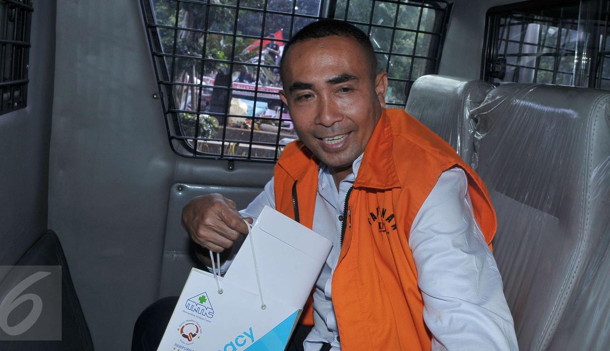 Bupati nonaktif Buton, Samsu Umar Samiun berada di mobil tahanan usai menjalani pemeriksaan di KPK, Jakarta, Selasa (16/5). Samsu Umar Samiun diperiksa dalam kasus dugaan suap penanganan sengketa Pilkada Buton 2019 lalu. (Liputan6.com/Helmi Afandi)