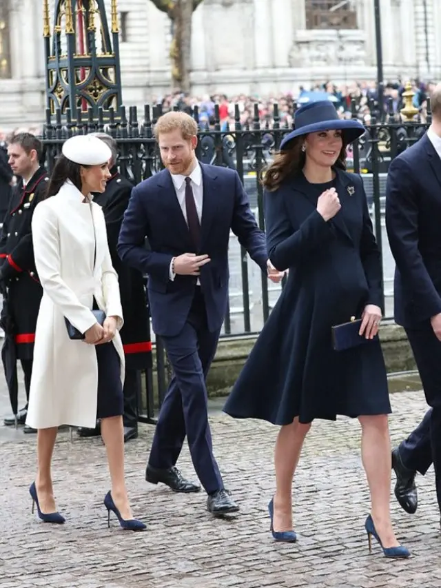 Meghan dan Kate pakai sepatu yang sama © dailymail.co.uk