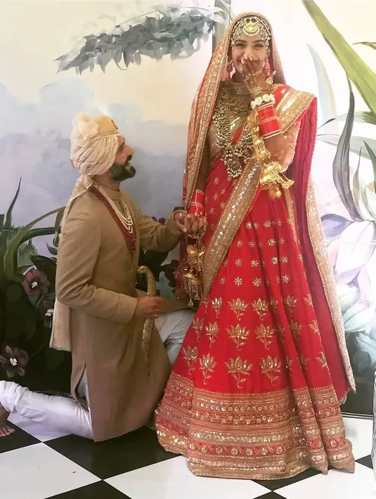 Wanita mana yang tidak meleleh jika diperlakukan romantis seperti ini. Anand Ahuja terlihat berlutut di hadapan Sonam Kapoor. (Foto: instagram.com/instantbollywood)