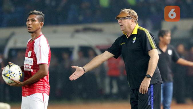 Pelatih Persib Bandung, Robert Alberts, saat melawan Persipura Jayapura pada laga Liga 1 2019 di Stadion Si Jalak Harupat, Jawa Barat, Sabtu (18/5). Persib menang 3-0 atas Persipura. (Bola.com/M Iqbal Ichsan)