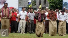 Menteri Hukum dan HAM Yasonna Laoly mengikuti lomba balap karung saat melakukan kunjungan ke Lapas Klas I Cipinang, Jakarta, Sabtu (20/8). Menkumham mengajak Para Duta besar berkunjung ke Cipinang dalam rangka Hari Kemerdekaan. (Liputan6.com/Johan Tallo)