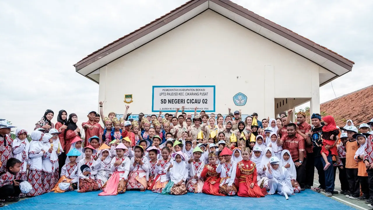 Community Plumbing Challenge 2017 dimulai dengan bekerja gotong royong memperbaiki fasilitas toilet SD Negeri Cicau 02 Cikarang