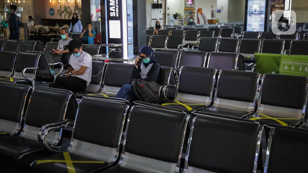 FOTO: Dampak Corona, Jumlah Penumpang di Bandara Halim dan Soetta Turun 30 Persen