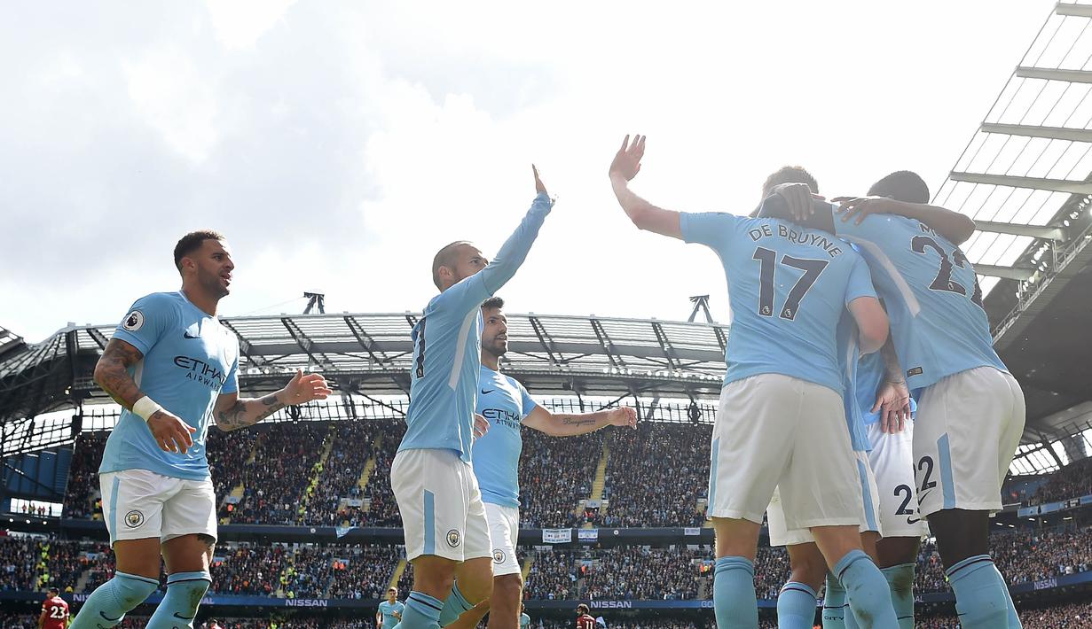 Para pemain Manchester City merayakan gol yang dicetak Gabriel Jesus ke gawang Liverpool pada laga Premier League di Stadion Ettihad, Manchester, Sabtu (9/9/2017). City menang 5-0 atas Liverpool. (AFP/Paul Ellis)