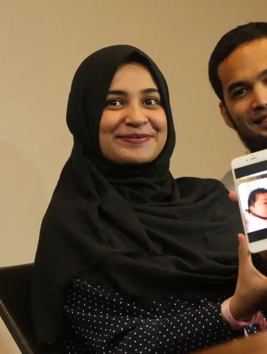 Saat menggelar jumpa pers di Rumah Sakit Pondok Indah, Jakarta Selatan, Rabu (27/7/2016) Wisnu mengaku ketawa lantaran terkejut melihat cara istrinya mengatur pernapasan yang berbeda dengan anak pertamanya. (Galih W. Satria/Bintang.com)