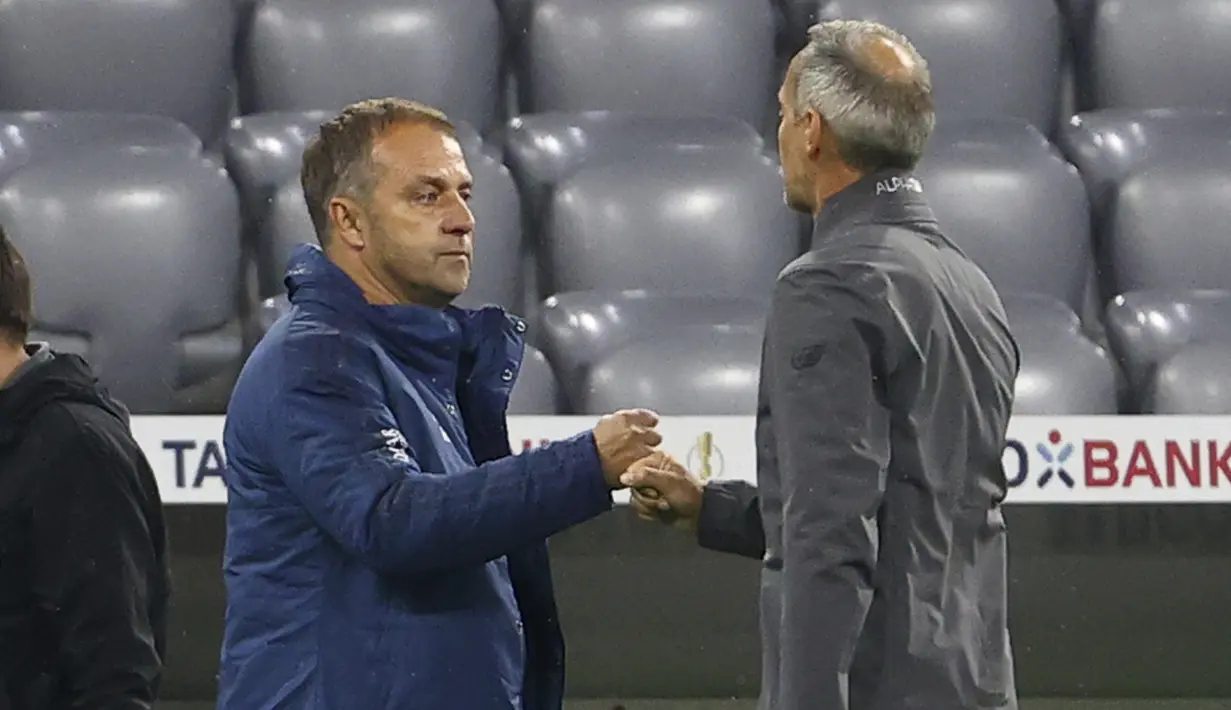 Pelatih Eintracht Frankfurt Adi Hütter (kanan) dan pelatih Bayern Munchen Hansi Flick (kiri) usai pertandingan semi final Piala Jerman di Allianz Arena, Munchen, Jerman, Rabu (10/6/2020). Bayern Munchen menang 2-1 dan lolos ke final. (Kai Pfaffenbach Pool via AP)