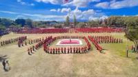 Koreografi tarian tradisional di halaman kantor bupati Sikka, NTT meriahkan Hari Pendidikan Nasional 2025 (Liputan6.com/Ola Keda)