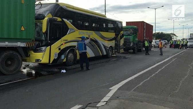 Video Tabrakan Beruntun Tol Jorr Sopir Bus Terjepit News Liputan6 Com
