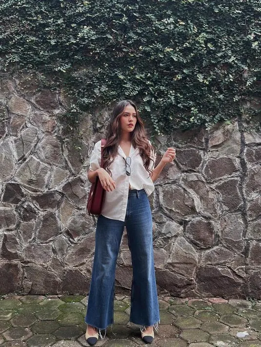 Kombinasi kemeja putih dengan celana kulot jeans memang tak pernah gagal. Simple dan clean. (Instagram/raisa6690).