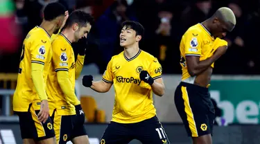 Pemain Wolverhampton Wanderers Hwang Hee-Chan melakukan selebrasi usai mencetak gol ke gawang Burnley pada pertandingan sepak bola Liga Inggris di Stadion Molineux, Wolverhampton, Inggris, Selasa (5/12/2023). (Mike Egerton/PA via AP)