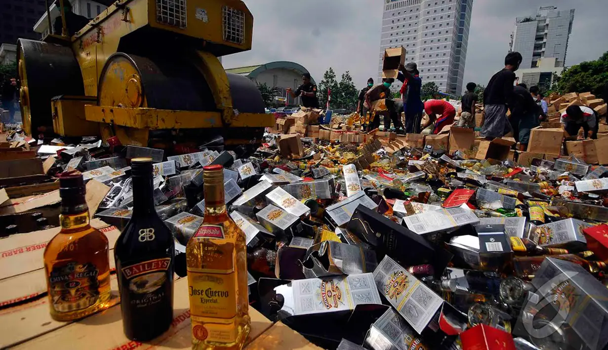 Kanwil Bea Cukai Jakarta memusnahkan 50.334 botol minuman keras, 2760 liter ethyl alkohol, 415.456 batang rokok dan 15.144 botol kosong, Jakarta, Kamis (18/12/2014). (Liputan6.com/Johan Tallo)
