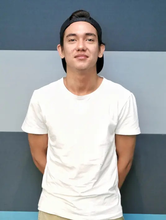 "Om Tio memang seperti itu. Kita merasa kalo sentuhan beneran itu reaksi yang memancing emosi juga," lanjutnya. (Adrian Putra/Bintang.com)