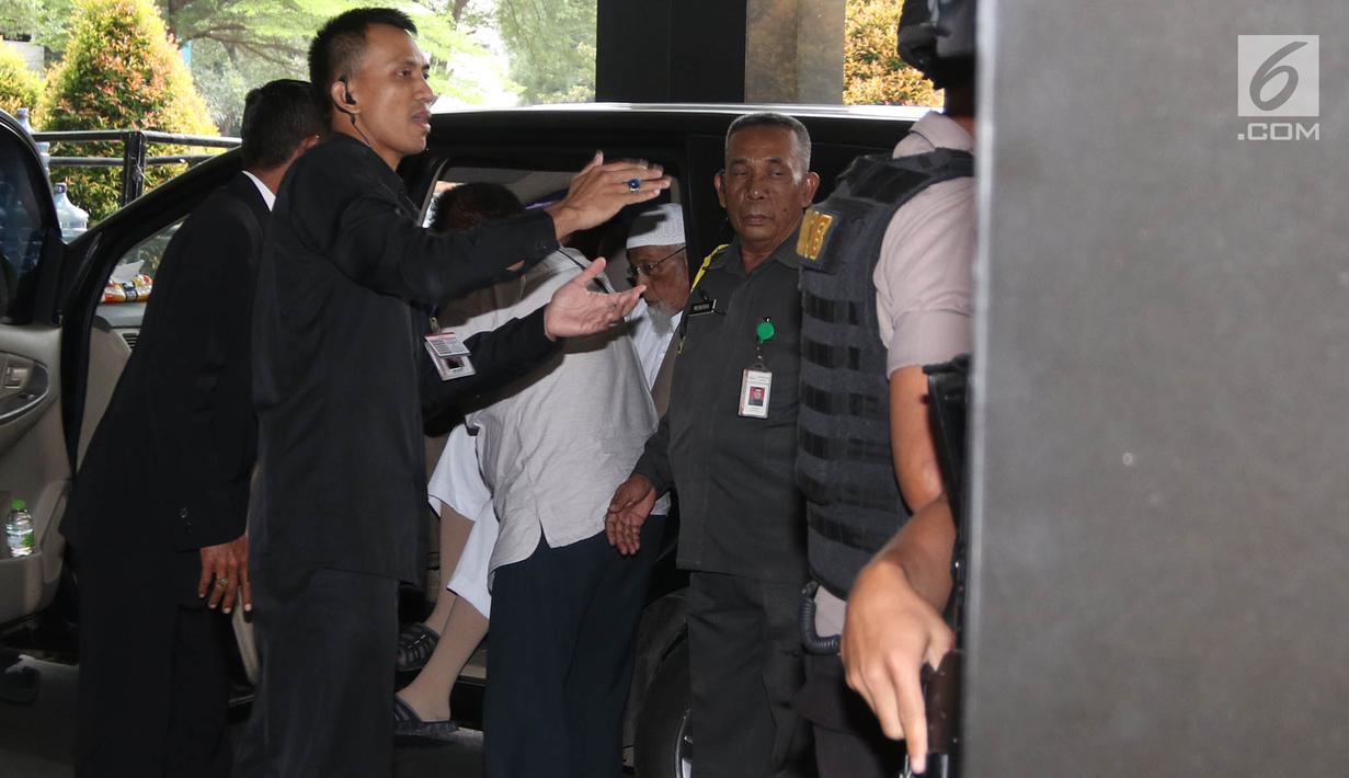 Terpidana terorisme Abu Bakar Baasyir menuju ruangan RSCM untuk menjalani pemeriksaan kesehatan di Jakarta, Senin (16/4). Tim dokter RSCM akan mengecek kesehatan Baasyir di lantai 6. (Liputan6.com/Arya Manggala)