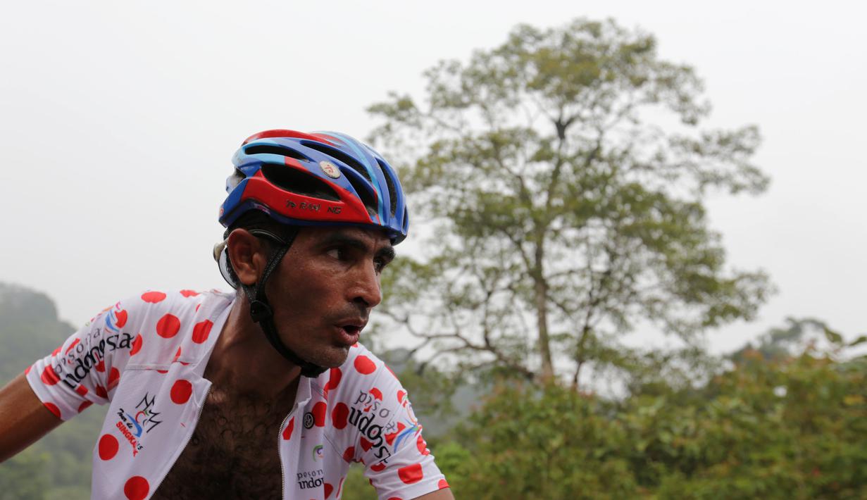 Ekspresi pebalap Tabriz Petrochemical Team Iran, Ahad Kazemi Sarai, setelah finis pertama di Etape 8 Tour de Singkarak 2015 dari Pasaman Barat menuju Lawang Park, Kabupaten Agam, Sumatra Barat, Sabtu (10/10/2015). (Bola.com/Arief Bagus)
