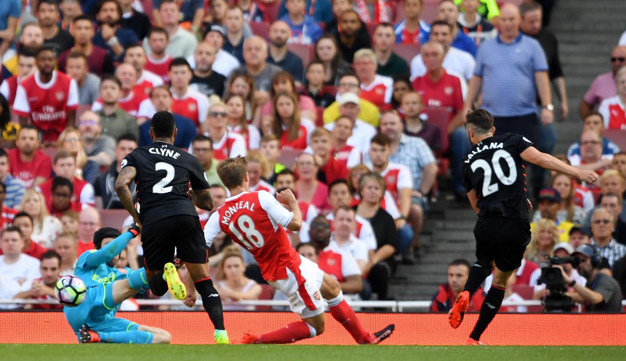 Proses terjadinya gol yang dicetak Adam Lallana ke gawang Arsenal. Namun Liverpool berhasil menyamakan kedudukan melalui gol Philippe Coutinho dan kemudian berbalik unggul berkat gol Lallana. (Reuters/Tony O'Brien)