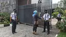 Petugas memeriksa suhu tubuh karyawan di Kantor PLN Pusat, Jakarta, Selasa (21/7/2020). PT PLN (Persero) memutuskan untuk menutup sementara kantor pusat  setelah enam orang karyawan PLN dinyatakan positif COVID-19, dimulai hari Senin (20/7) hingga Jumat (24/7). (Liputan6.com/Herman Zakharia)