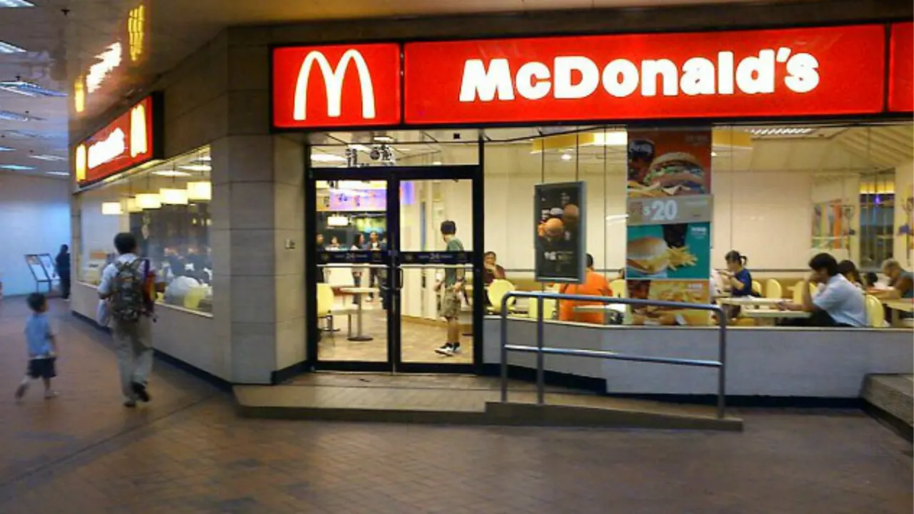 Duduk 7 Jam di McD, Wanita Ini Ternyata Sudah Meninggal