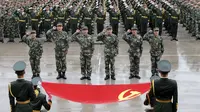 Pasukan bersenjata saat latihan upacara pengambilan sumpah yang menandai peringatan 70 tahun berakhirnya Perang Dunia II di Pangkalan Militer Beijing , China ( 1/8/2015). 12.000 pasukan militer akan dikerahkan dalam acara ini. (REUTERS/Stringer)