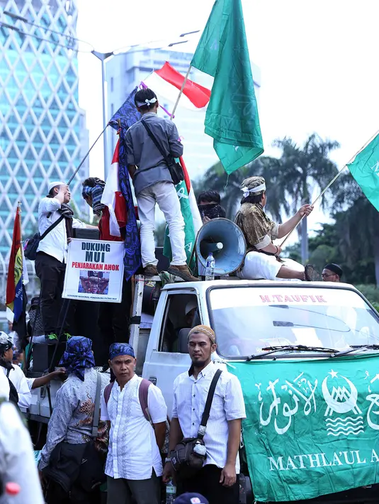 Umat Islam dari berbagai daerah berdatangan ke seputar Masjid Istiqlal, kawasan Istana Negara, jalan Medan Merdeka Barat, Bunderan HI dan sekitarnya. (Nurwahyunan/Bintang.com)