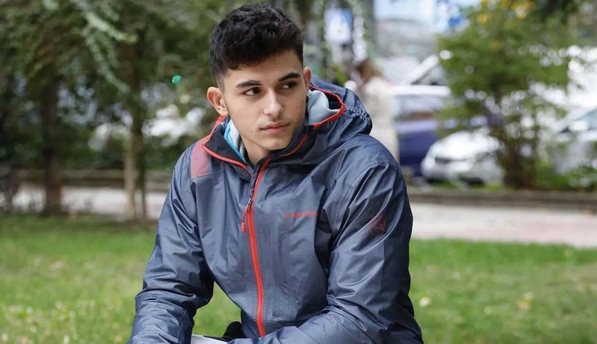 Lopez lahir pada 23 Oktober 2002 adalah pemanjat tebing profesional Spanyol, yang mengkhususkan diri dalam panjat tebing dan bouldering.  Dia menempati posisi kedua di Piala Dunia Panjat Tebing 2019 dan memenangkan medali perak di Kejuaraan Eropa Panjat Tebing 2019.  Instagram @albertogines