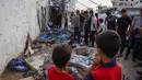 Sebelumnya, sebuah serangan Israel terjadi pada Minggu (10/8/2025) malam. Serangan tersebut menghantam tenda yang terletak di luar gerbang utama Rumah Sakit al-Shifa dan menewaskan tujuh orang. (BASHAR TALEB/AFP)