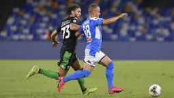 Pemain Napoli Stanislav Lobotka (kanan) dan pemain Sassuolo Manuel Locatelli pada pertandingan Serie A di Stadion San Paolo, Naples, Italia, Sabtu (25/7/2020). Napoli mengalahkan Sassuolo dengan skor 2-0. (Cafaro/LaPresse via AP)