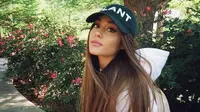 Dilaporkan Ace Showbiz, Ariana Grande telah kembali dengan menggunakan pesawat jet pribadinya. Tiba di bandara Boca Raton, Florida, ia disambut oleh kekasihnya Mac Miller. (AFP/Bintang.com)