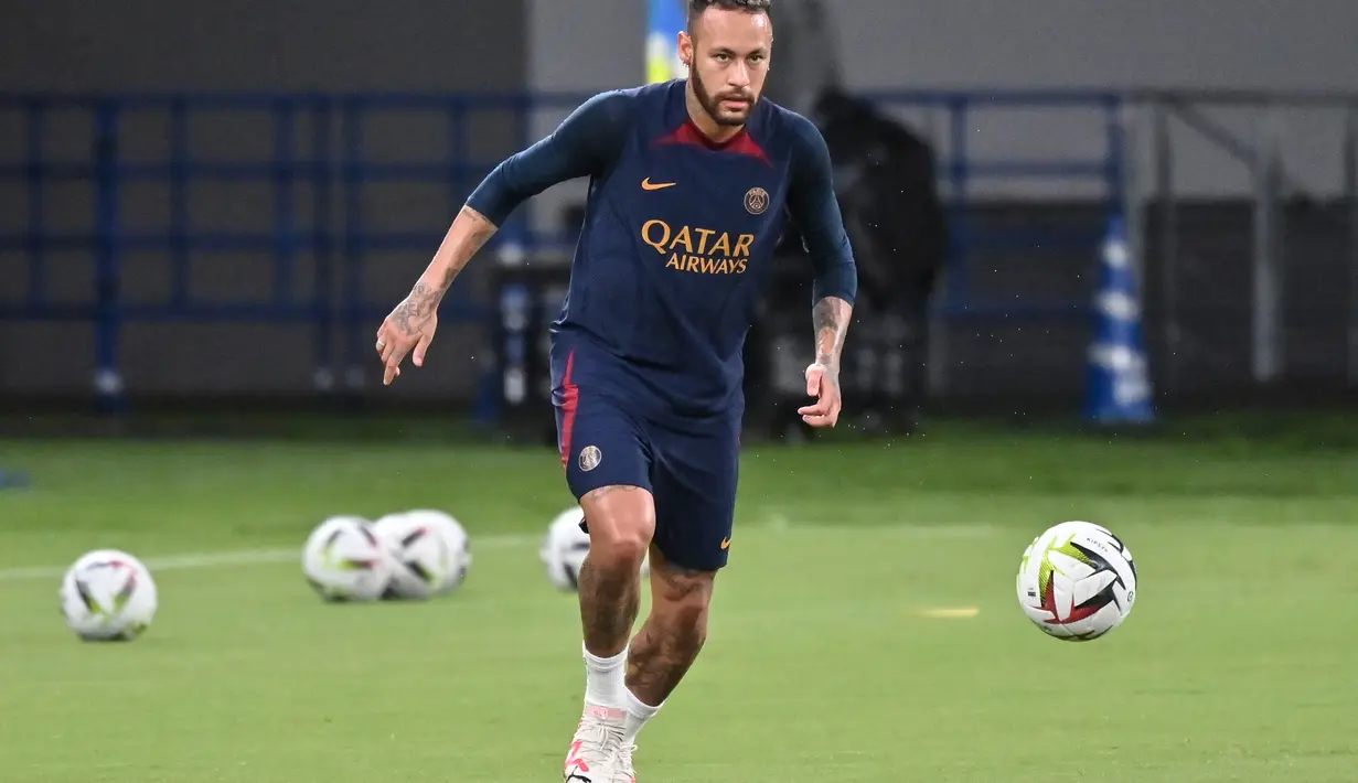 Penyerang Paris Saint-Germain (PSG), Neymar mengambil bagian dalam sesi latihan di Stadion Nasional di Tokyo pada 31 Juli 2023. (AFP/Richard A. Brooks)