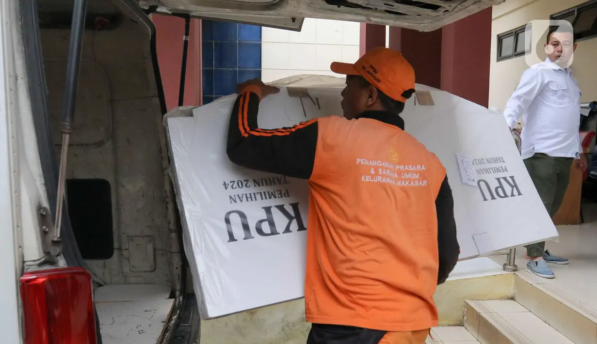 Pendistribusian logistik Pemilu ini dilakukan menjelang hari H pelaksanaan Pilkada Serentak 2024 yang akan berlangsung pada Rabu 27 November 2024. (Liputan6.com/Herman Zakharia)