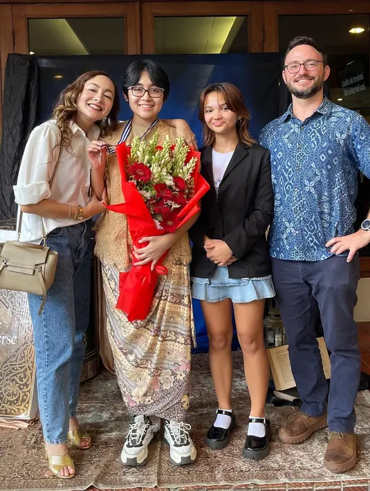 Saat menjadi bintang tamu acara televisi 2022 lalu, Dewi Rezer tak memungkiri setelah baru cerai, sempat tak akur. Tapi, seiring berjalannya waktu, keduanya menjalin hubungan baik dan saling support. [dok. Instagram/rezerdewi]