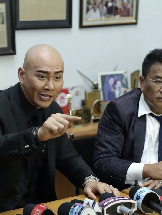 "Yang buat saya sedih adalah kata-kata Kiswinar, 'ibu saya bukan diambil di jalan om'. Demi Tuhan, saya berharap nggak ada kejadian seperti ini di depan wartawan," Deddy Corbuzier mengusap air mata. (Galih W. Satria/Bintang.com)