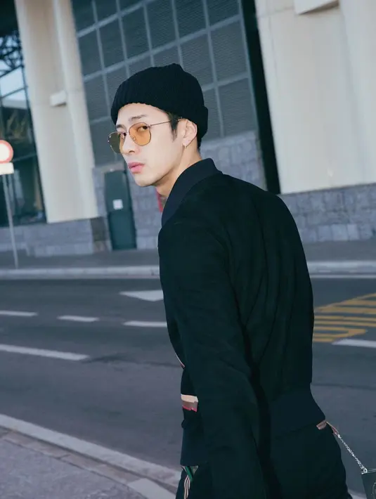 Meski sering terlihat mengenakan pakaian serba hitam, ia juga memadukannya dengan aksosris lainnya. Mulai dari topi, kacamata hingga tas yang dikenakan. (Liputan6.com/IG/@jacksonwang852g7)