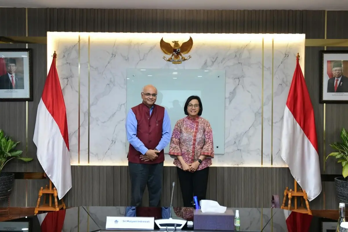 Menteri Keuangan (Menkeu) Sri Mulyani Indrawati menerima kunjungan Vice President of Operations dari Multilateral Investment Guarantee Agency (MIGA) Junaid Kamal Ahmad, di kantor Kementerian Keuangan, Jakarta, Jumat (26/1/2024).