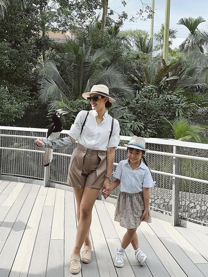 Inspirasi Safari Style Kompak Anissa Aziza dan Alinea, Tampilan Stylish ala Ibu dan Anak