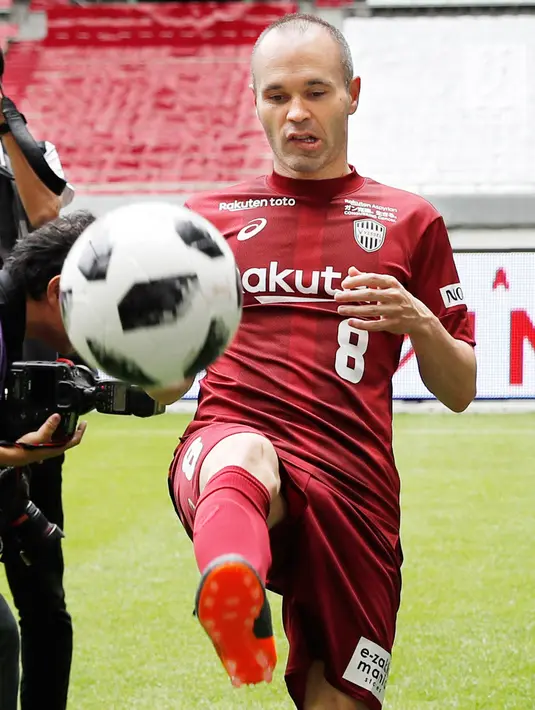 Legenda Barcelona, Andres Iniesta menunjukkan skil juggling selama acara penyambutan di NOEVIR Stadium Kobe, Sabtu (26/5). Iniesta muncul di hadapan publik Jepang sejak menandatangani kontrak bersama Vissel Kobe. (Michi Ono/Kyodo News via AP)