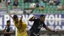 Gelandang PSIS Semarang, Patrick Matoa, berebut bola atas dengan pemain Bhayangkara FC pada laga Shopee Liga 1 di Stadion Patriot Chandrabhaga, Bekasi, Selasa (20/8). Bhayangkara bermain imbang 0-0 dengan PSIS. (Bola.com/Yoppy Renato)
