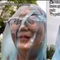 Bukan Helm, Wanita Ini Ditawari Pakai Kantong Kresek di Kepala oleh Ojol  (TikTok/@minionkfc)