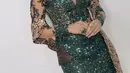 Hadir pula Ayu Ting Ting yang tampil mengenakan kebaya modifikasi dari Anaz. Kebaya hijau tersebut dihiasi payetan hingga roknya. Bagian pundak dibuat transparan dihiasi payetan coklat serta selendang panjangnya. [@erichalamin]